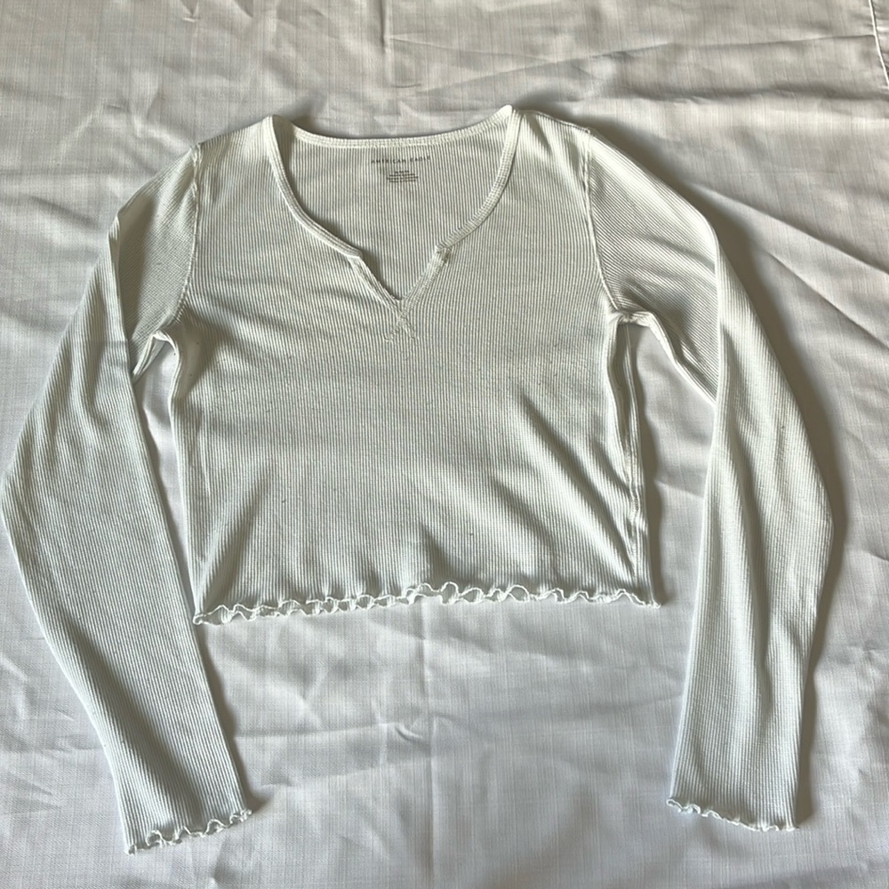 American Eagle, long sleeve Henley cropped t shirt, w/“lettuce” edge trim